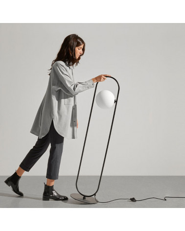 Lampadaire avec abat-jour rond Abbacus avec un modèle | Aiure