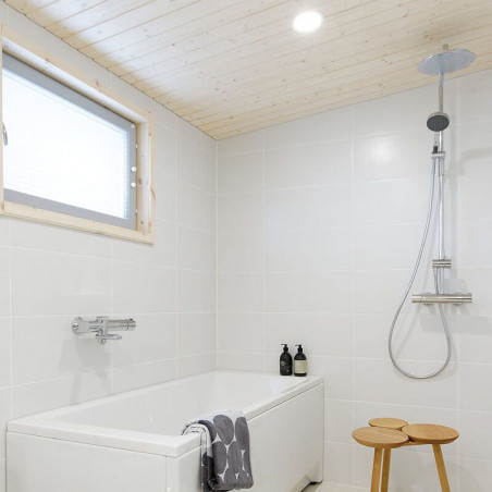 Downlight à LED installé au-dessus d'une baignoire. Série Mix par Arkoslight | Aiure