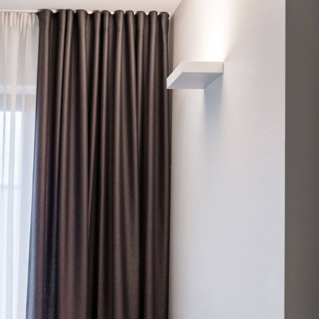 Applique murale LED Rec installée sur le mur d'une pièce. Arkoslight | Aiure