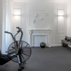 Applique murale Rec Double Mini installé sur le mur d'une salle de sport. Arkoslight | Aiure