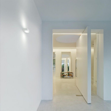Applique murale Rec Double Mini installé sur le mur d'un couloir. Arkoslight | Aiure