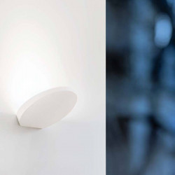 Aplique de pared blanco sobre fondo azul Flap de Arkoslight | Aiure