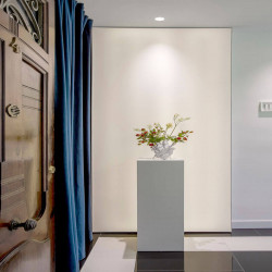 Swap L Asymmetric d'Arkoslight illuminant un vase | Aiure