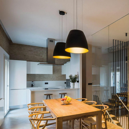 Lampe suspendue Salt noire et dorée montée au plafond d'une cuisine en bois. Arkoslight | Aiure