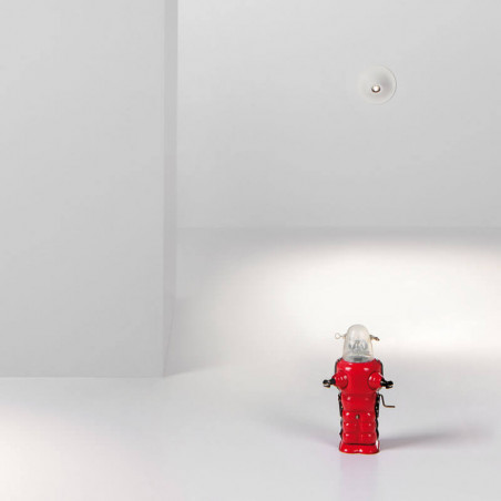Arkoslight Rhino LED floor beacon illuminating an object | Aiure