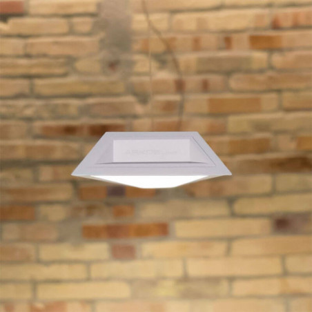 Close-up of the white pendant light Slimgot by Arkoslight | Aiure