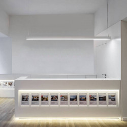 Lampe suspendue blanche Fifty Suspension d'Arkoslight à l'intérieur d'un magasin | Aiure