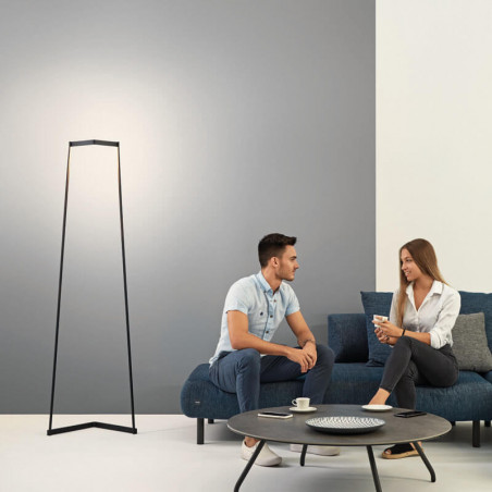 Lampadaire minimal de Mantra placé dans le salon | Aiure