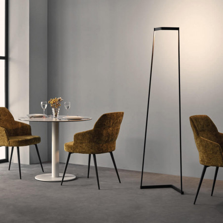 Lampadaire minimal de Mantra placé dans un café | Aiure