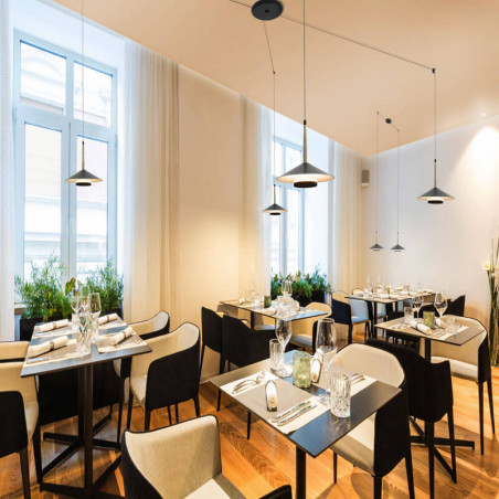 Plafonniers Orion 2 lumières et 4 lumières par Mantra dans le restaurant | Aiure