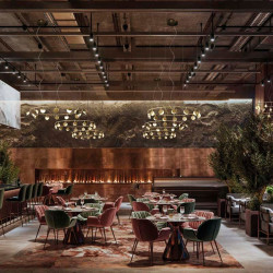 Plafonnier double Shell gold de Mantra dans un restaurant | Aiure