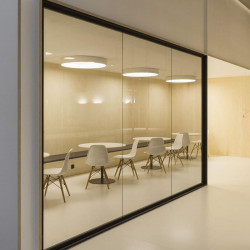 3 plafonniers blancs Drum d'Arkoslight à travers une vitre | Aiure