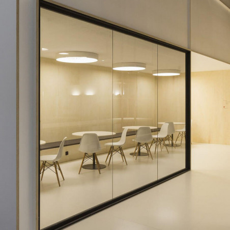 3 plafonniers blancs Drum d'Arkoslight à travers une vitre | Aiure