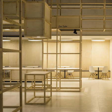 Plusieurs plafonniers blancs Drum d'Arkoslight dans un espace commun| Aiure