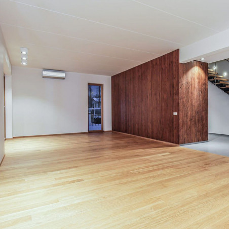 Plusieurs plafonniers blancs à LED Orbital Surface Lark-111 d'Arkoslight installés à l'intérieur | Aiure