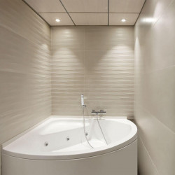 2 downlights Bath d'Arkoslight allumés dans une salle de bain| Aiure