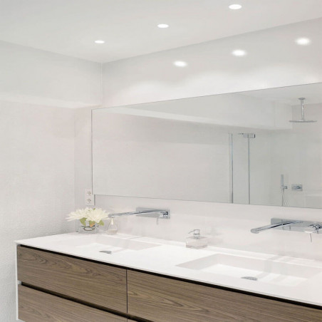 Plusieurs downlights Bath d'Arkoslight allumés au-dessus d'un miroir| Aiure