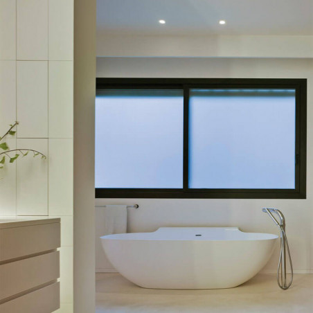 2 downlights Bath d'Arkoslight allumés au-dessus d'une baignoire| Aiure