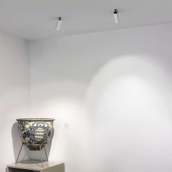2 spots de plafond à encastrer blancs Fit  d'Arkoslight dans un magasin | Aiure