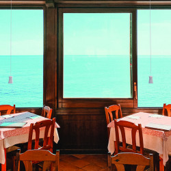 Lampe pendante à angle réglable Pagoda de Mantra blanche suspendu dans un restaurant| Aiure