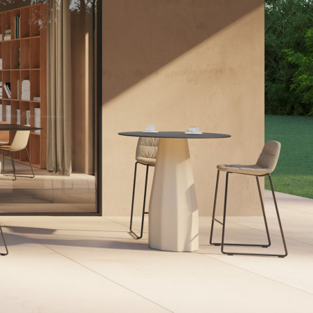 Taburete exterior de diseño tapizado Maarten de Viccarbe en un jardín| Aiure