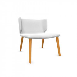 Butaca de diseño con patas de madera Wrapp de Viccarbe, color blanco y base cognac| Aiure