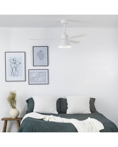 Ventilador de techo SMART AMELIA en una habitación encendido | Aiure