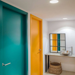 Recessed ceiling LED downlight Fox by Arkoslight in coworking space bathroom | Aiure