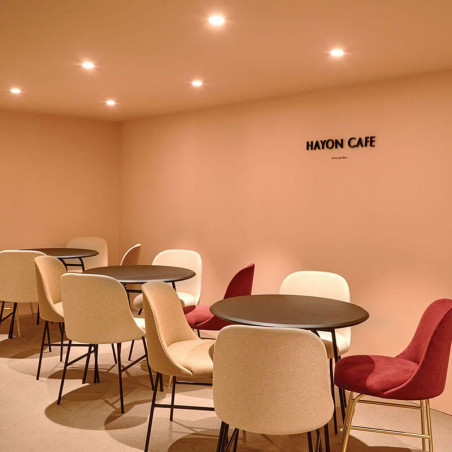 Elegant café illuminated with the Swap L downlight by Arkoslight | Aiure