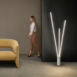 Lampadaire Vertical avec 3 lumières dans un salon | Aiure