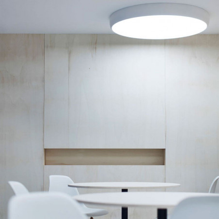 Un plafón blanco Drum de Arkoslight sobre una mesa | Aiure