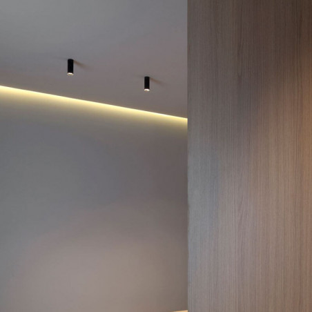 Foco de superficie Top de Arkoslight instalado en techo | Aiure