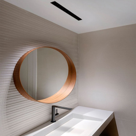 Downlight Black Foster Trimless de Arkoslight empotrado en el techo de un baño | Aiure
