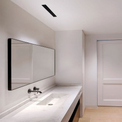 Downlight Black Foster Trimless de Arkoslight instalado en un baño | Aiure