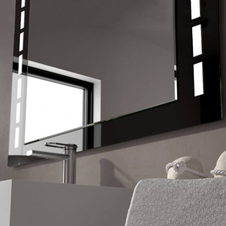 Espejo con luz LED Lacobel Tonga de Eurobath en un cuarto de baño primer plano| Aiure